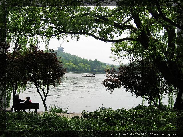 西湖。欲把西湖比西子,淡妆浓抹总相宜。——也唯有如此秀美的文字,才配得上如此秀美的西湖。 西湖。欲把西湖比西子,淡妆浓抹总相宜。——也唯有如此秀美的文字,才配得上如此秀美的西湖。