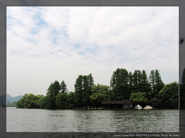 泛舟于西湖之上,远处景色尽收眼底。 泛舟于西湖之上,远处景色尽收眼底。