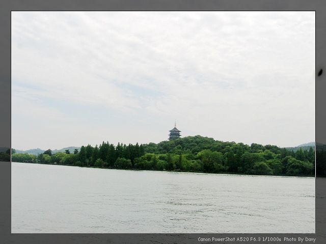 虽看不到烟波浩渺,却可看到青山苍翠碧空如洗,倒也别有一番情趣。 虽看不到烟波浩渺,却可看到青山苍翠碧空如洗,倒也别有一番情趣。