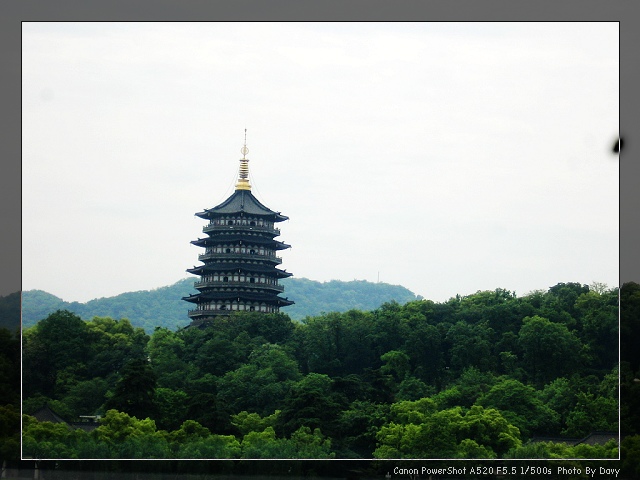 雷峰塔。不能看到雷峰夕照的景色,还是感觉比较遗憾。 雷峰塔。不能看到雷峰夕照的景色,还是感觉比较遗憾。