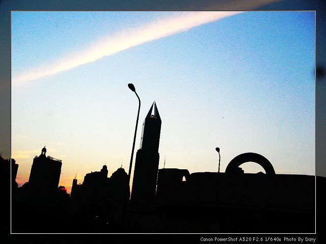 傍晚的上海,天蓝蓝,夕阳给云彩涂上金色镶边,极具美感。不知终日忙碌于沪上的人们可否留心注意到? 傍晚的上海,天蓝蓝,夕阳给云彩涂上金色镶边,极具美感。不知终日忙碌于沪上的人们可否留心注意到?